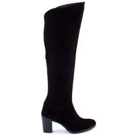 Olivier Ágnes szigetelt csizmát egy fekete oszlopon