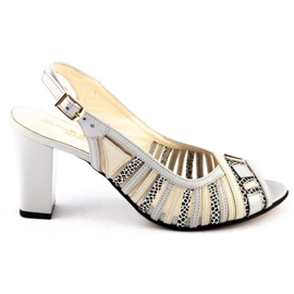 Szürke szandál a H-51 oszlopon