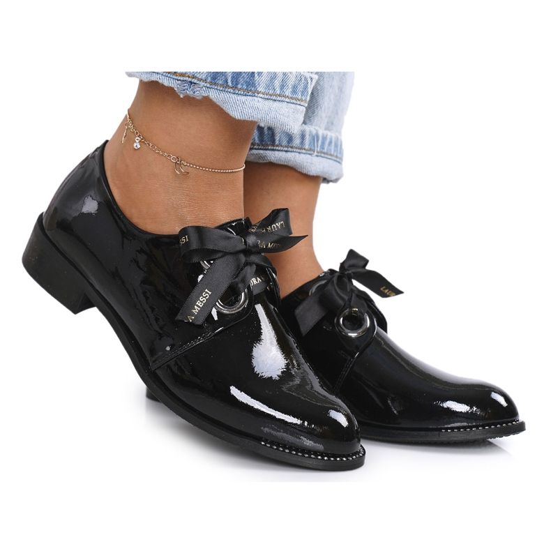 Lakkozott női cipő Laura Messi 2044 Fekete