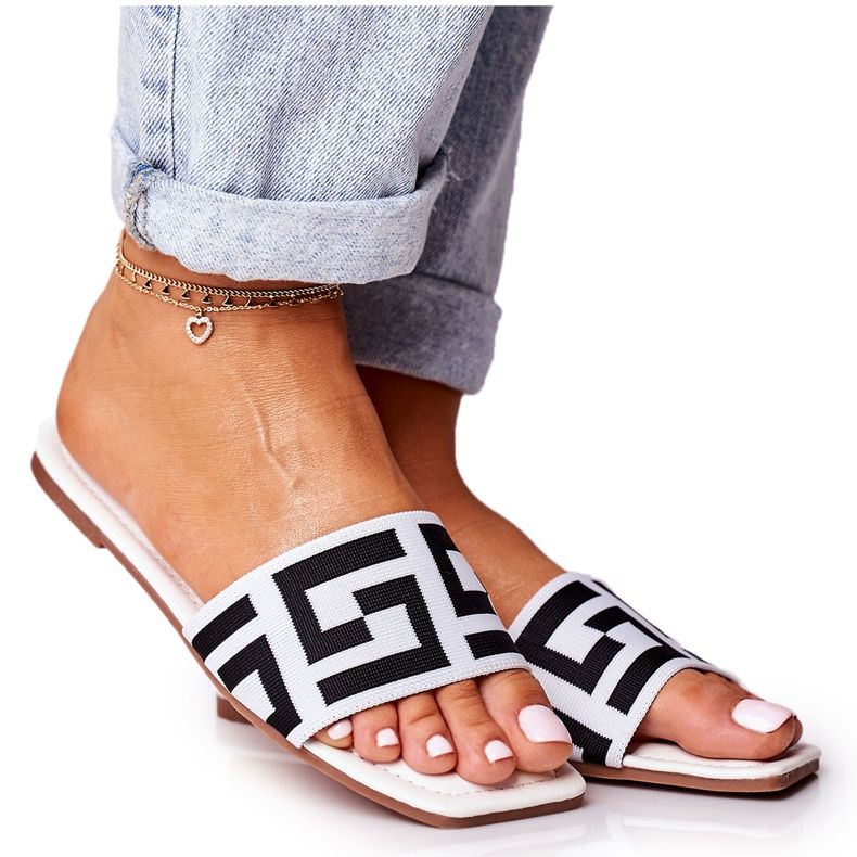 Női klasszikus papucs Fehér Melinda fekete