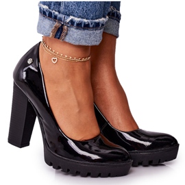 Szivattyúk egy rúdon és platformon Maciejka fekete lakkozott 02629-05