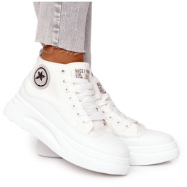 Női magas cipők a platformon Fehér szép lány Női magas cipők a platformon Fehér szép lány