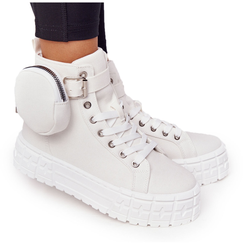 Női cipők egy platformon, vesefehér pattogatott kukoricával