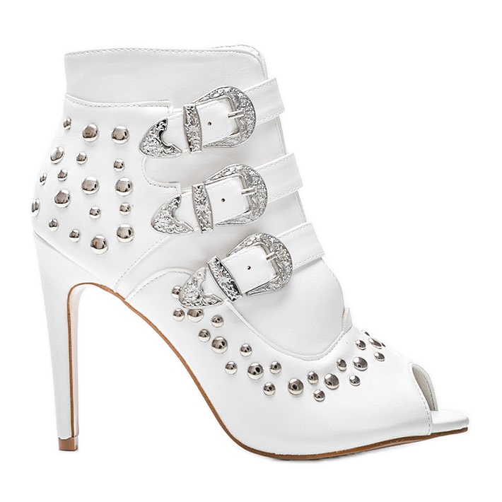 Fehér szivattyúk Abigail sarkán