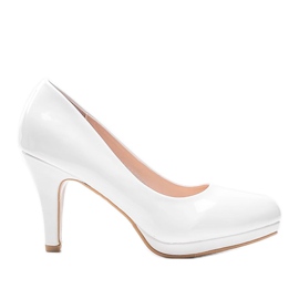 Fehér szivattyúk Alisa sarkán