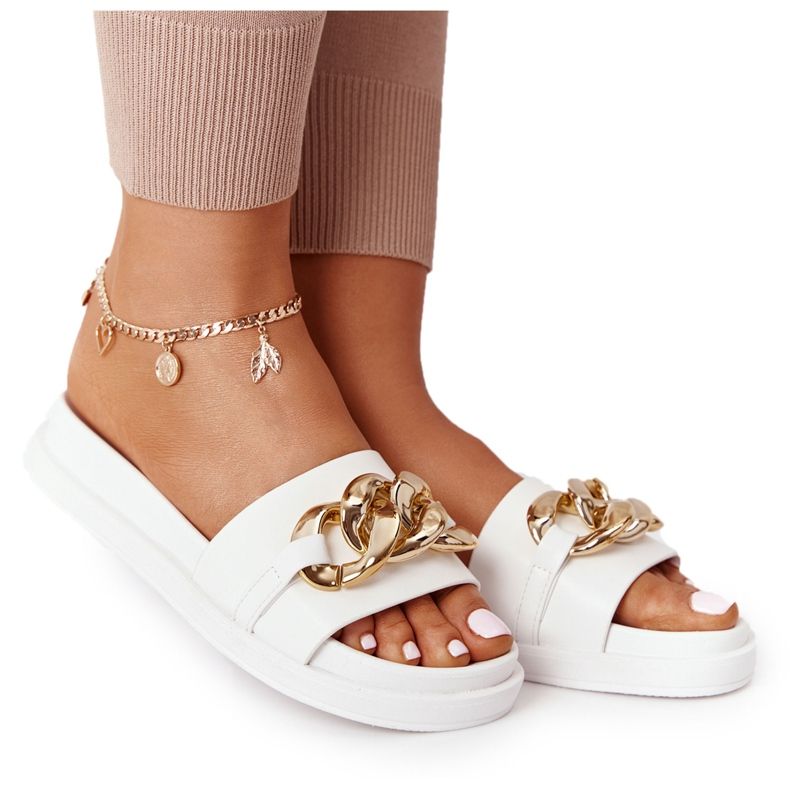 Papucs a platformon, lánc fehér vakációval aranysárga