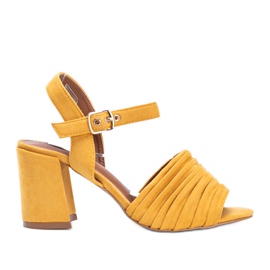 Sárga szandál az öko-velúr Aliya tömbjén Sárga szandál az öko-velúr Aliya tömbjén