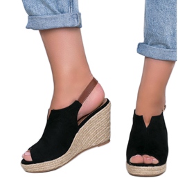 Fekete ékű szandál Lindytől