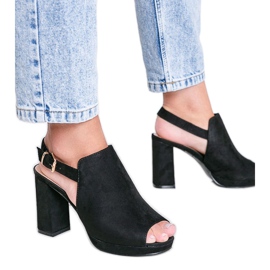 Fekete szandál egy Pimp poszton