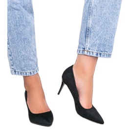 Fekete szivattyúk a Calla sarkán Fekete szivattyúk a Calla sarkán