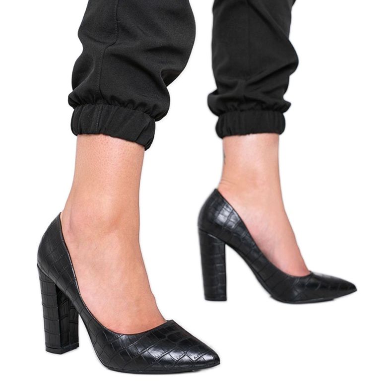 Fekete szivattyúk egy oszlopon kígyóbőr mintával