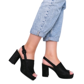 Fekete szandál Chikie posztján