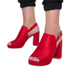 Piros szandál egy Pimp poszton