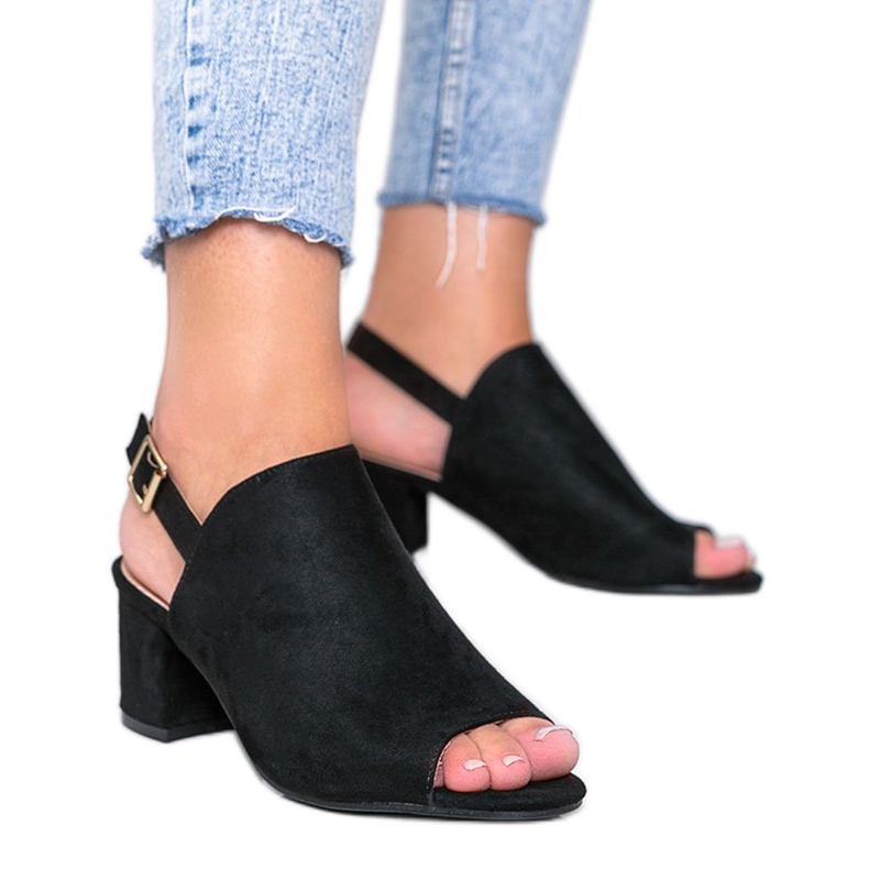 Fekete szandál egy posztón, Blubbery felsőrésszel