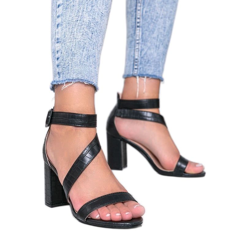 Fekete szandál ezüst poroszlopon