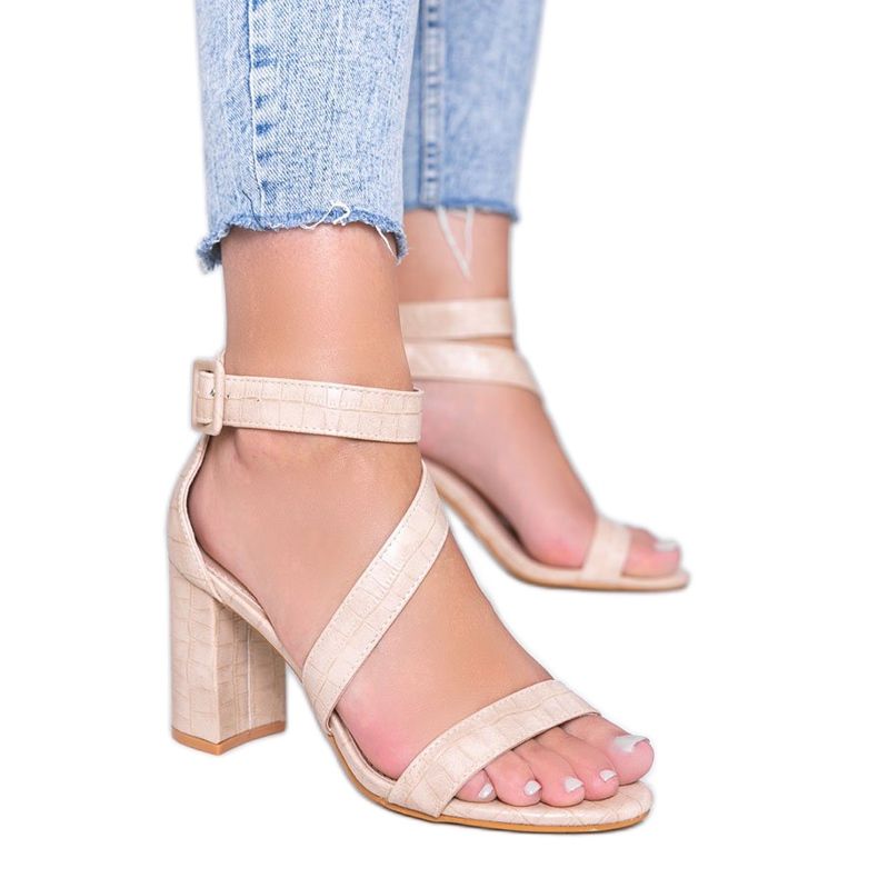 Bézs színű szandál ezüst poroszlopon