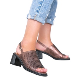 Barna fémes szandál a Cusi postán