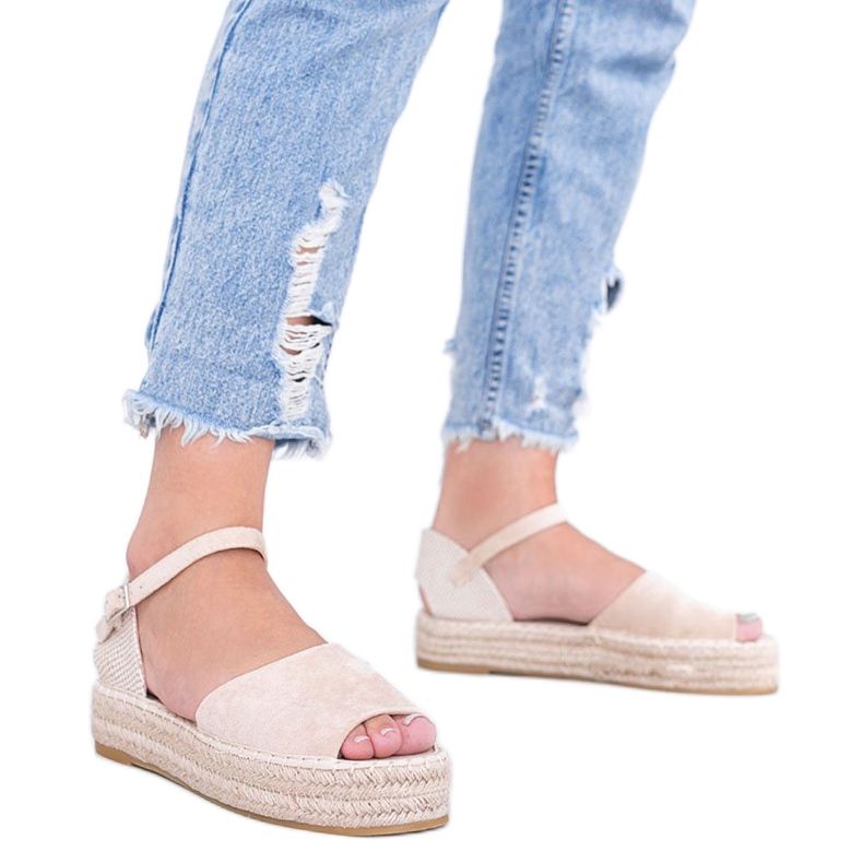 Bézs színű szandál a Pearl River platformon