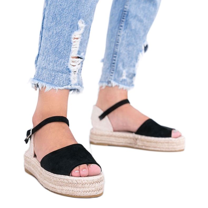 Fekete szandál a Pearl River platformon