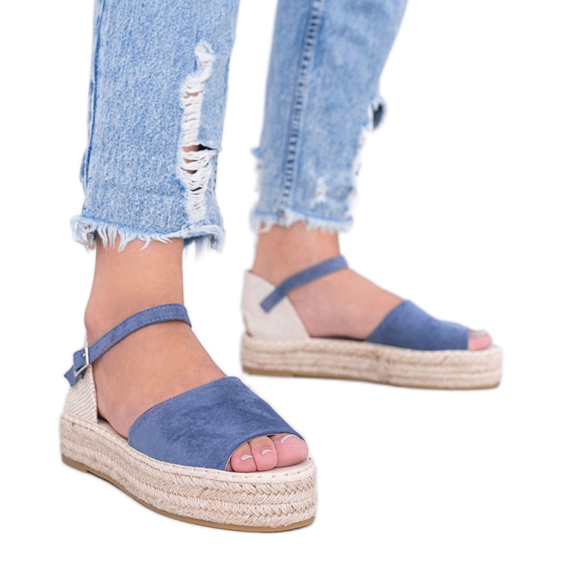 Kék szandál a Pearl River platformon