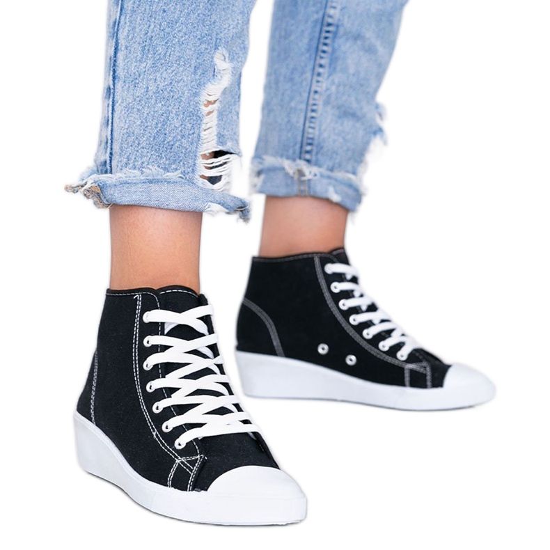 Fekete bokáig érő cipők a Marine ékén