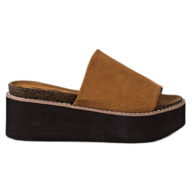 Corina Papucs a magas platformon barna