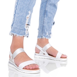 Fehér szandál vaskos Cro talpon Fehér szandál vaskos Cro talpon