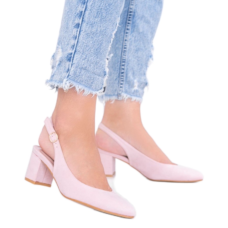 Bézs színű szivattyúk a Petty oszlopon