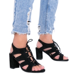 Fekete fűzős szandál az Isabella posztón