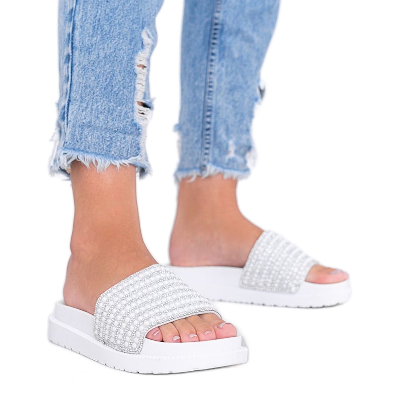 Trisha gazdagon díszített fehér papucsát