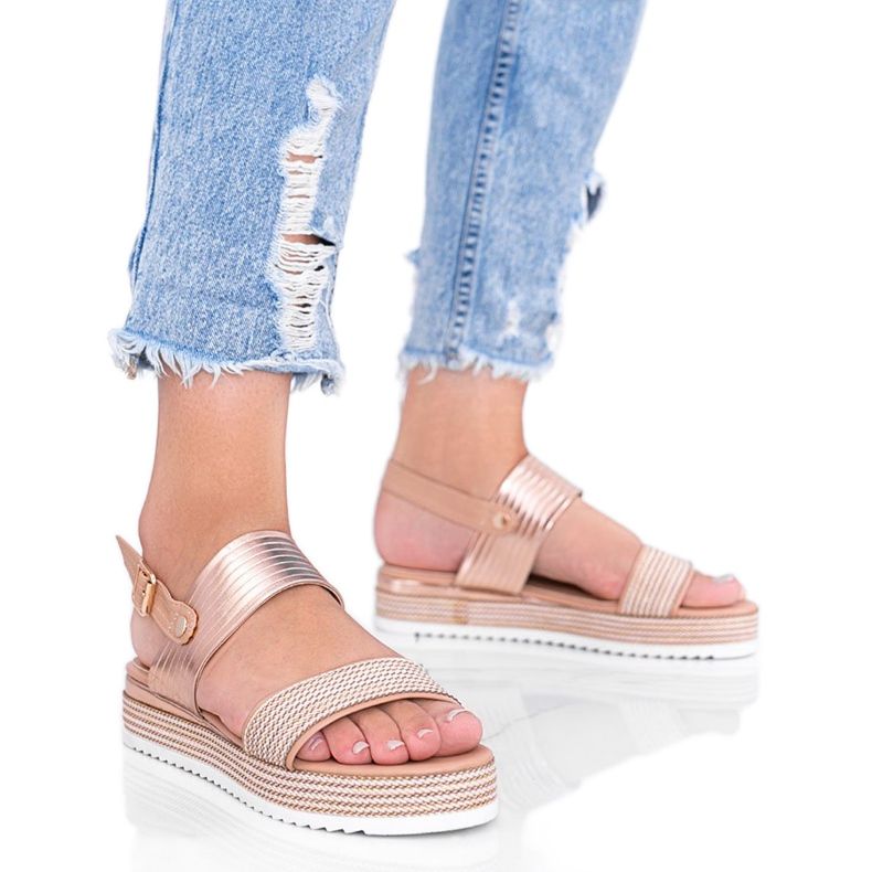 Bézs színű szandál vaskos Senorita talppal