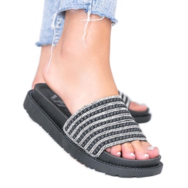 Fekete papucsot gazdagon díszített Trisha Fekete papucsot gazdagon díszített Trisha