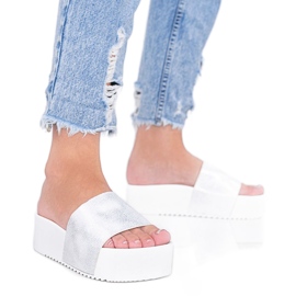 Fehér szandál vastag Crysta talpon Fehér szandál vastag Crysta talpon