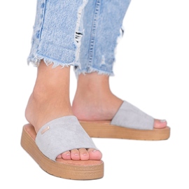 Szürke papucs az emelvényen