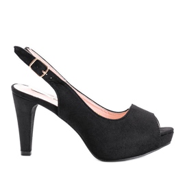 Juna fekete magas sarkú szandálja