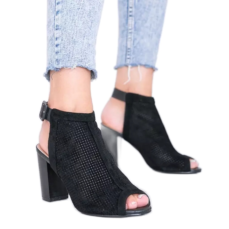 Fekete áttört szandál a Veronika poszton