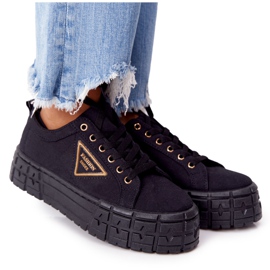 Női cipők a fekete nagyvárosi életplatformon