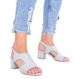 Szürke szandál egy alacsony Buenna oszlopon