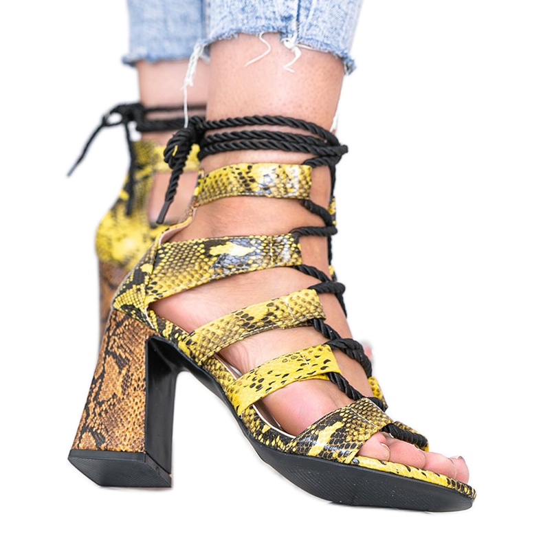 Sárga szandál a vidám kígyóbőr mintában fekete