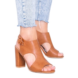 Barna szandál a Gally posztón Barna szandál a Gally posztón