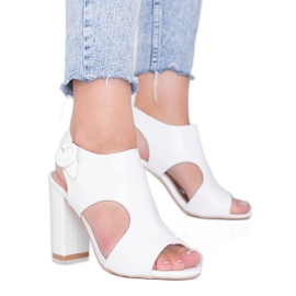 Fehér szandál a Gally oszlopon