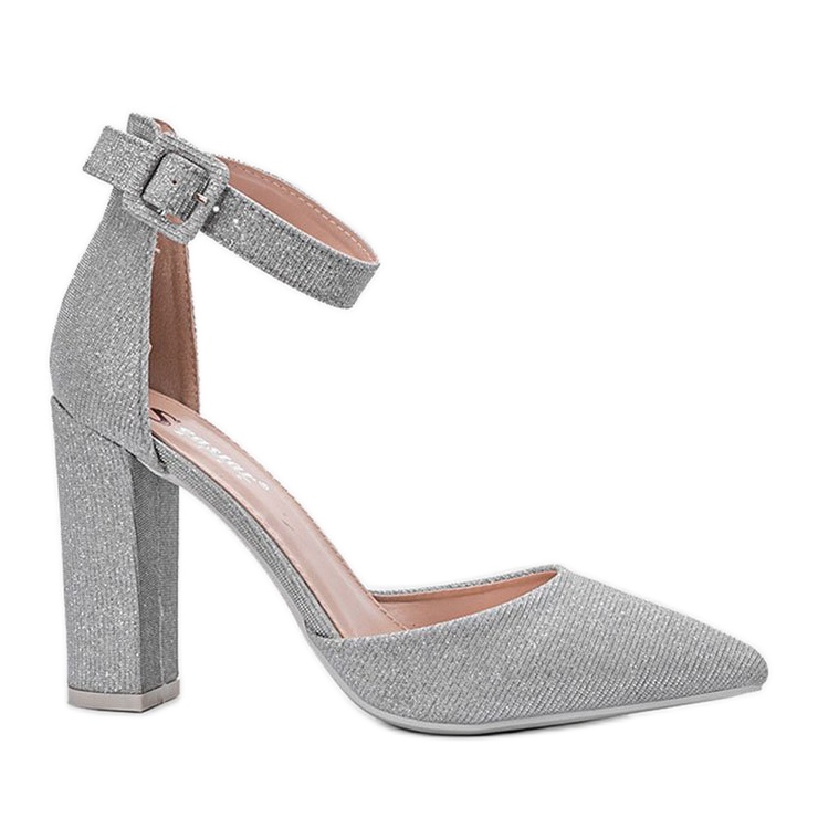 Fényes ezüst szivattyúk Mila posztján