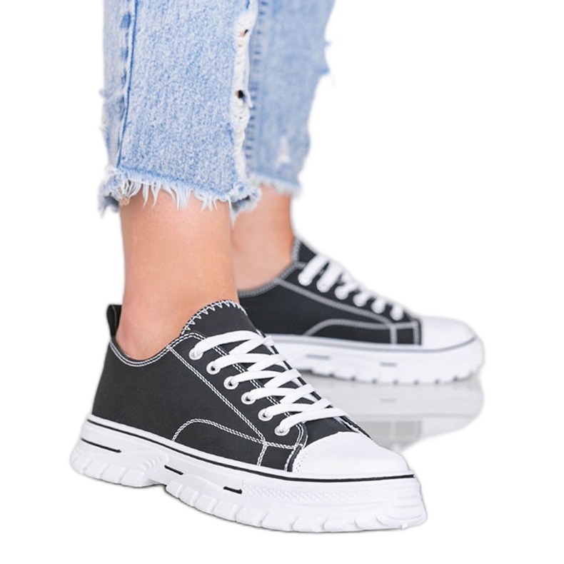 Női fekete cipők vastag Georgia talpon