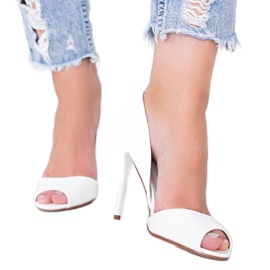 Fehér szivattyúk a Joliette sarkán