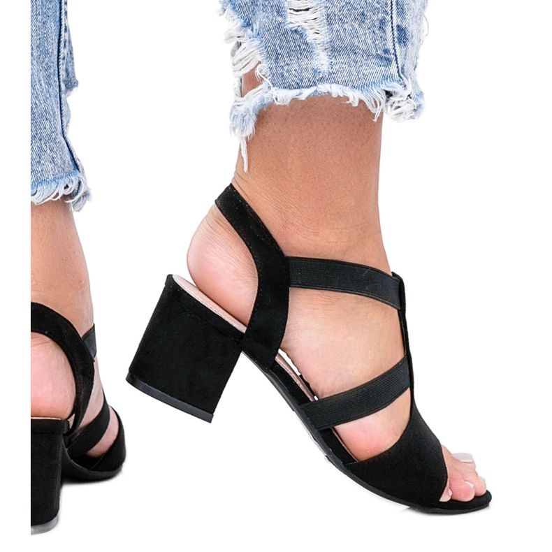 Fekete szandál egy alacsony Forte oszlopon