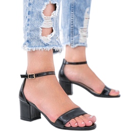 Fekete szandál a Love Bites alacsony posztján Fekete szandál a Love Bites alacsony posztján