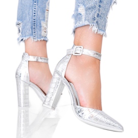 Ezüst szivattyúk az oszlopon a Glamour krokodil bőr mintázatában Ezüst szivattyúk az oszlopon a Glamour krokodil bőr mintázatában