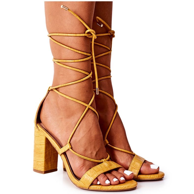 PS1 Kötött szandál egy sárga kifutón