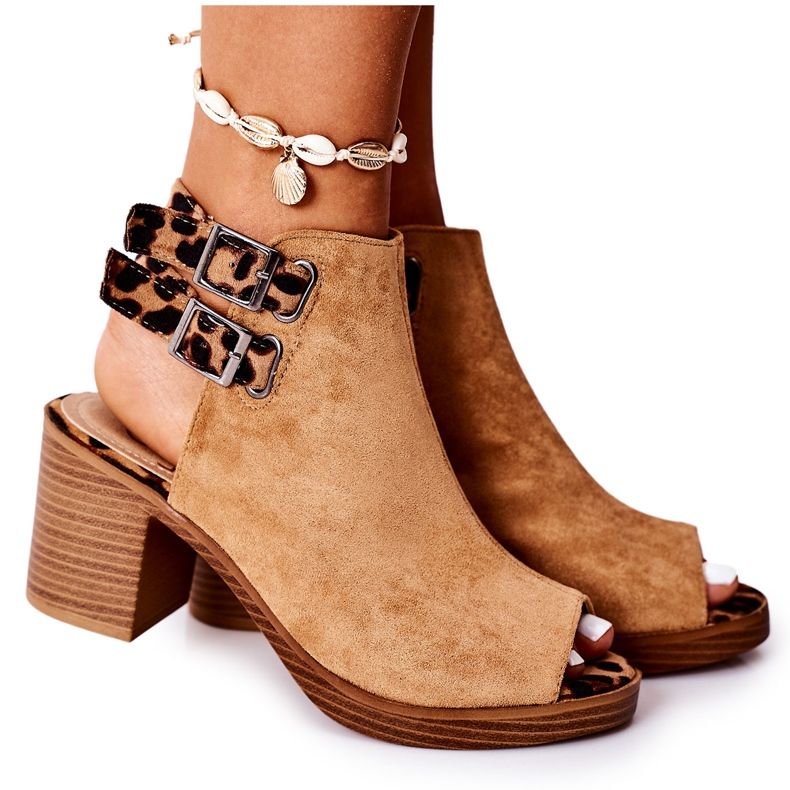 Velúr szandál egy bárban Lu Boo Camel Leopard barna