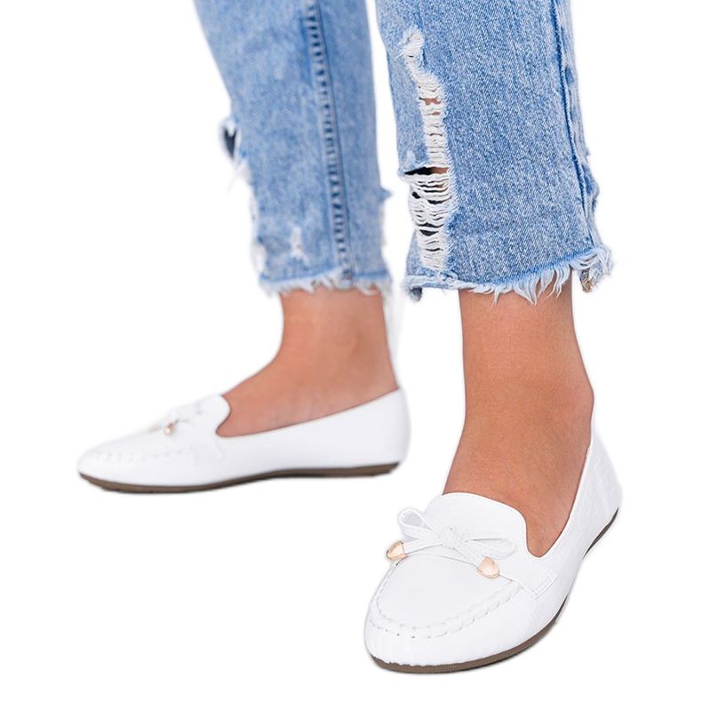 Fehér mokaszinok a Miriam krokodilbőr motívumban Fehér mokaszinok a Miriam krokodilbőr motívumban